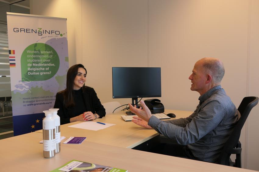 Image of a meeting with two people at Grensinfopunt Eindhoven
