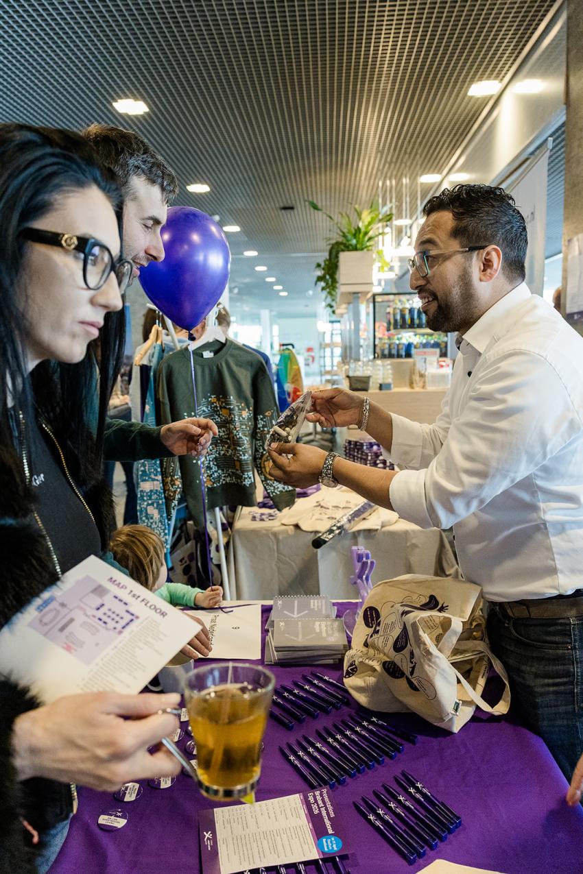 Praat Nederlands met me stand