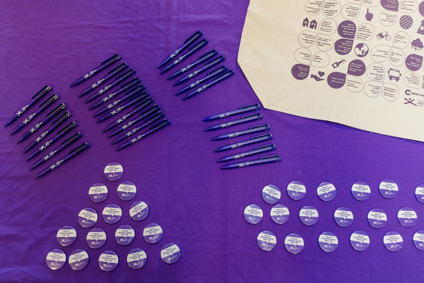 Praat Nederlands met me pens, buttons, and bags