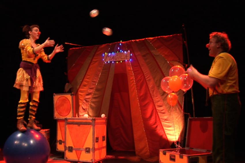 Two clowns juggling