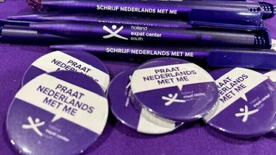 Photo of Praat Nederlands met me buttons and pens, klik voor een vergroting