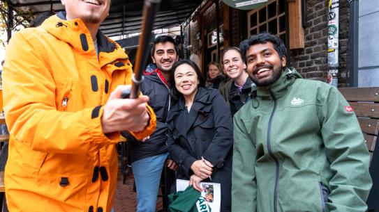 Smiling participants taking a selfie, klik voor een vergroting
