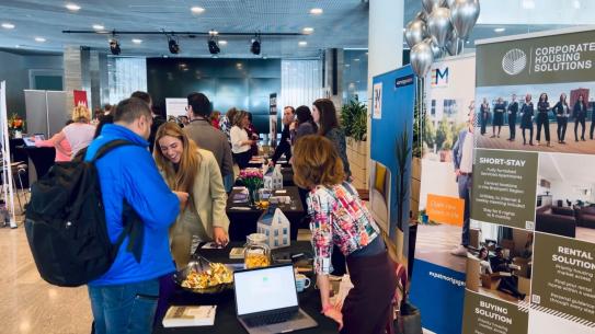 Various stands and visitors at the expo, klik voor een vergroting