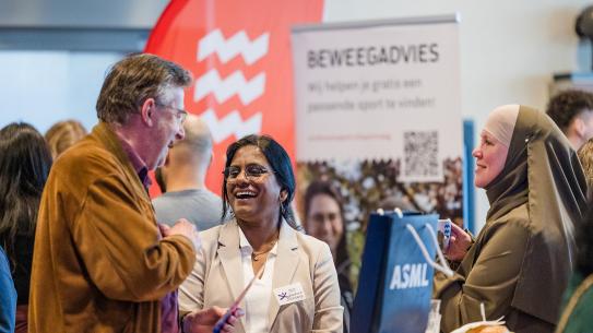 Expat Spouses Initiative stand, klik voor een vergroting