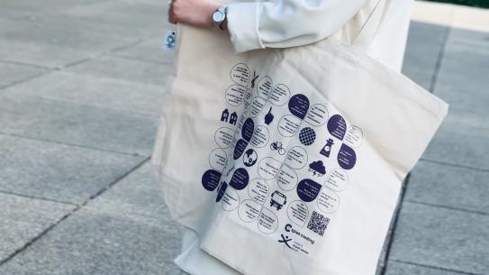 Smiling woman with a Praat Nederlands Met Me beach tote bag, klik voor een vergroting