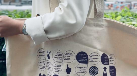 Praat Nederlands Met Me beach tote bag, klik voor een vergroting