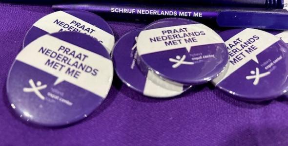 Photo of Praat Nederlands met me! buttons and pens
