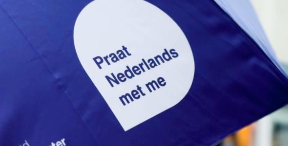 Purple cheat-sheet umbrella saying Praat Nederlands met me